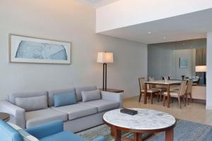 Area tempat duduk di DoubleTree by Hilton Dubai Jumeirah Beach