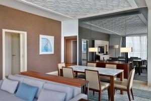 Area tempat duduk di DoubleTree by Hilton Dubai Jumeirah Beach