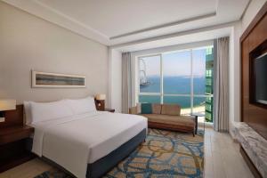 Tempat tidur dalam kamar di DoubleTree by Hilton Dubai Jumeirah Beach