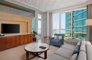 Televisi dan/atau pusat hiburan di DoubleTree by Hilton Dubai Jumeirah Beach