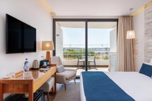 Cama ou camas em um quarto em Jupiter Marina Hotel - Couples & Spa