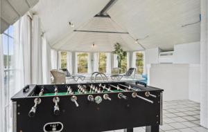ein Raum mit einem Billardtisch mit Schlüsseln darauf in der Unterkunft Pet Friendly Home In Ringkøbing in Nørre Lyngvig