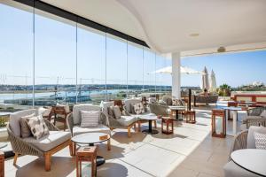 Uma área de estar em Jupiter Marina Hotel - Couples & Spa