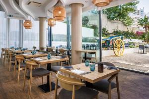 Um restaurante ou outro lugar para comer em Jupiter Marina Hotel - Couples & Spa
