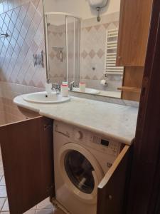 Ένα μπάνιο στο Domi 10 Apartment, Stazione Termini, Via Curtatone 12