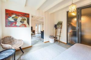 a living room with a painting of a dog on the wall at Dit Eiland (2p) in Hollum