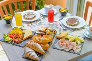 een tafel met ontbijtproducten en drankjes erop bij Hotel San Marino in Riccione