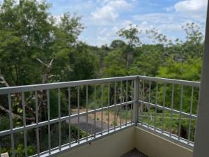 uma varanda com vista para o bosque em Apartamento Imperial em bairro Premium região calma e central em Manaus