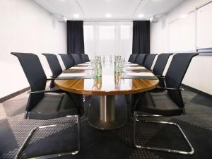 สิ่งอำนวยความสะดวกทางธุรกิจและ/หรือห้องประชุมที่ Mövenpick Hotel Stuttgart Airport