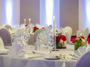 ห้องอาหารหรือที่รับประทานอาหารของ Mövenpick Hotel Stuttgart Airport