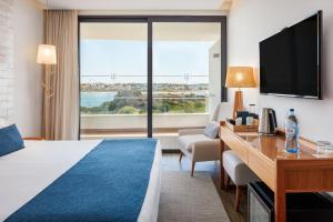 Cama ou camas em um quarto em Jupiter Marina Hotel - Couples & Spa