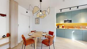 a kitchen and dining room with a table and chairs at 801 Suite Luxurys - Superbe Appartement in Bagnolet