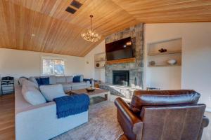 a living room with a couch and a fireplace at VIEWS, Hot Tub, Sauna, Theatre in Conway