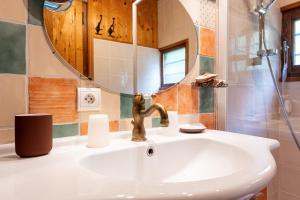 un bagno con lavandino e specchio di Chalet L'Abri - Pour 9 avec vue montagne a Saint-Nicolas-la-Chapelle Altre 13 foto