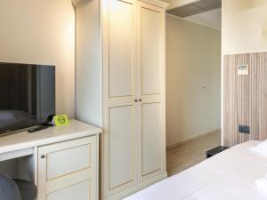 TV a/nebo společenská místnost v ubytování B&B HOTEL Pomezia Cortese