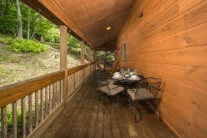 Balkón nebo terasa v ubytování Cabin with amazing long-range mountain views, hot tub, fire pit, EV connection