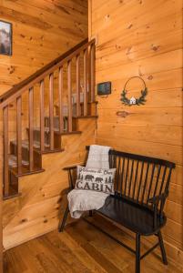 Fotografie z fotogalerie ubytování Cabin with amazing long-range mountain views, hot tub, fire pit, EV connection v destinaci Boone