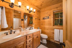 Koupelna v ubytování Cabin with amazing long-range mountain views, hot tub, fire pit, EV connection