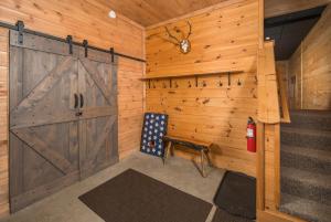 Fotografie z fotogalerie ubytování Cabin with amazing long-range mountain views, hot tub, fire pit, EV connection v destinaci Boone