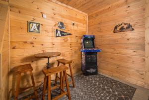 Fotografie z fotogalerie ubytování Cabin with amazing long-range mountain views, hot tub, fire pit, EV connection v destinaci Boone