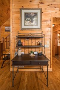 Fotografie z fotogalerie ubytování Cabin with amazing long-range mountain views, hot tub, fire pit, EV connection v destinaci Boone