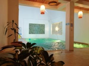 a pool in the middle of a room with a plant at Hotel Glorial in Doradal