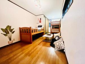 una habitación con dos literas y un sofá en Osaka Guesthouse広々貸切一軒家2LDK定員9名, en Osaka