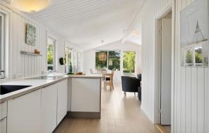Η κουζίνα ή μικρή κουζίνα στο 3 Bedroom Beautiful Home In Ålbæk