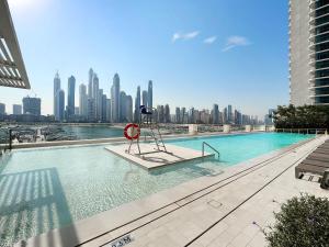 Der Swimmingpool an oder in der Nähe von Atlantis View 1BR with Beachfront Access and Balcony