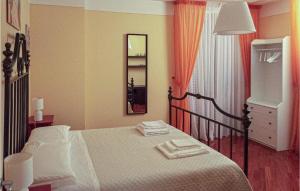 A bed or beds in a room at Beautiful Home In Castiglion Fiorentino