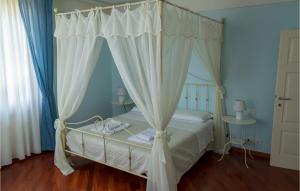 A bed or beds in a room at Beautiful Home In Castiglion Fiorentino
