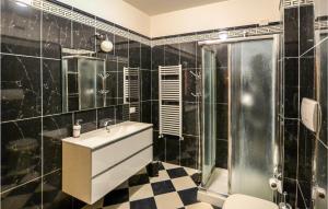 A bathroom at Beautiful Home In Castiglion Fiorentino