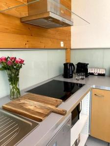 una cucina con piano di lavoro con vaso di fiori di Appartement Etoile d'Argent, Fabulous Location, Garden, WIFI, Bike storage ad Allemont