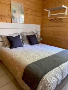 una camera da letto con un letto con cuscini blu di Appartement Etoile d'Argent, Fabulous Location, Garden, WIFI, Bike storage ad Allemont