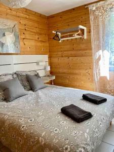 una camera da letto con un letto con due asciugamani sopra di Appartement Etoile d'Argent, Fabulous Location, Garden, WIFI, Bike storage ad Allemont Altre 30 foto