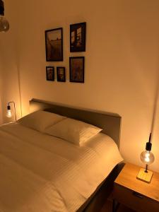 سرير أو أسرّة في غرفة في The Nest Apartment