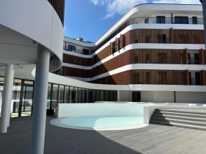 Bazén v ubytování Apartament Baltic Waves Resort Międzyzdroje nebo v jeho okolí