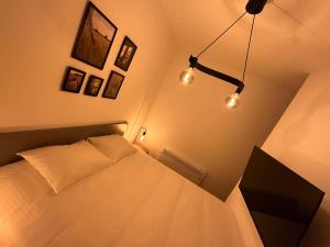 سرير أو أسرّة في غرفة في The Nest Apartment