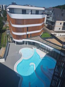 Bazén v ubytování Apartament Baltic Waves Resort Międzyzdroje nebo v jeho okolí