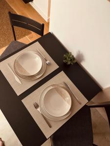 The Nest Apartment في ديفشيبار: طاولة عليها طبقين بيض وفضيات
