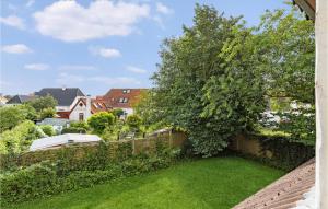 un giardino con recinto e albero di Nice Apartment In Bindslev With Wifi a Bindslev