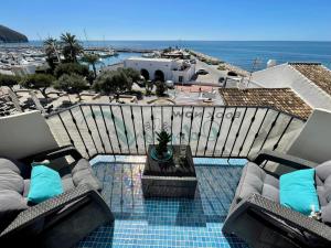 einen Balkon mit Sofas und Meerblick in der Unterkunft Apartment Octopus in Moraira