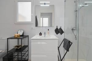 ein weißes Badezimmer mit Waschbecken und Dusche in der Unterkunft Apartment Octopus in Moraira