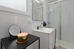 ein Badezimmer mit Waschbecken und Spiegel in der Unterkunft Apartment Octopus in Moraira + 37 Fotos