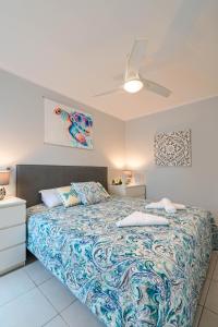 ein Schlafzimmer mit einem Bett und einem Deckenventilator in der Unterkunft Apartment Octopus in Moraira