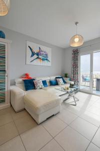 ein Wohnzimmer mit einer Couch und einem Tisch in der Unterkunft Apartment Octopus in Moraira