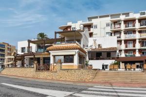 ein Gebäude am Straßenrand in der Unterkunft Apartment Octopus in Moraira