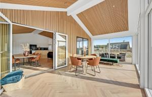 - un salon décloisonné avec une table et des chaises dans l'établissement Awesome Home In Harboøre With Kitchen, à Harboør