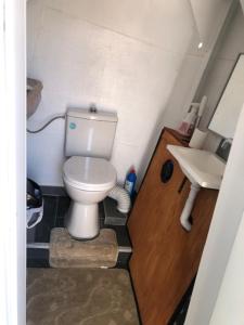 a small bathroom with a toilet and a sink at הפנינה הלבנה in Eilat