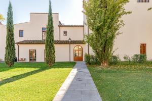 an exterior view of a large white house with trees at Tommy - Sweet Dreams in Florence in Florence